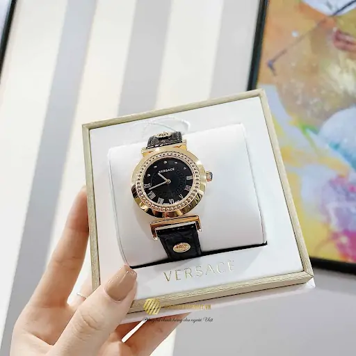 2 kim có nghĩa là đồng hồ Versace chỉ có kim giờ và kim phút. Kim giây còn lại đã được lược bỏ để phục vụ ý đồ và tính thẩm mỹ của nhà sản xuất.